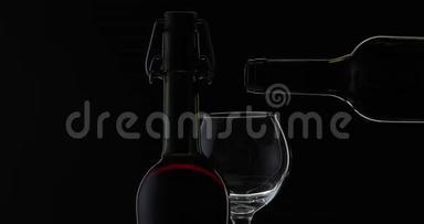 玫瑰酒。 红酒倒在黑色背景上的酒杯里。 剪影